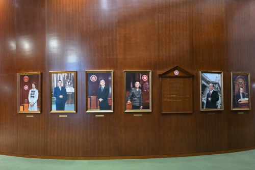 按照一贯传统,立法会一楼俗称“绿地毯”的会议厅外,都会挂上历届主席画像。 按照一贯传统,立法会一楼俗称“绿地毯”的会议厅外,都会挂上历届主席画像。