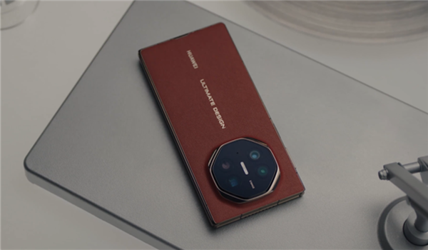 2025年中国市场折叠机出货：华为66.6%断层第一！顶其他家总和两倍