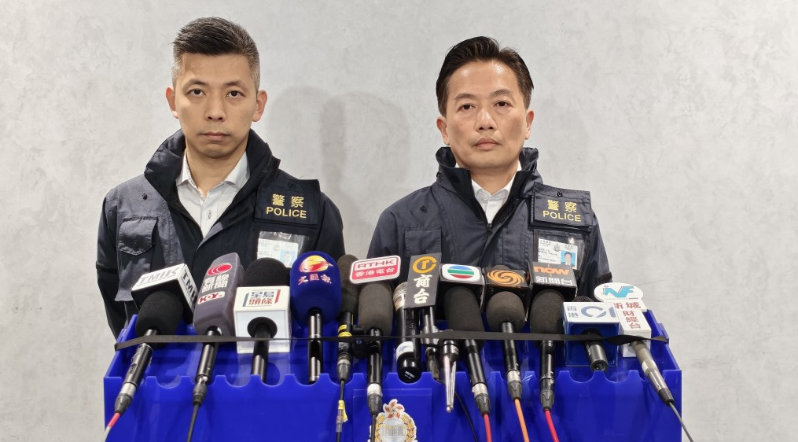 东九龙总区刑事总部警司黄奕隆（右）及重案组第二队总督察苏志兵（左）交代案情。