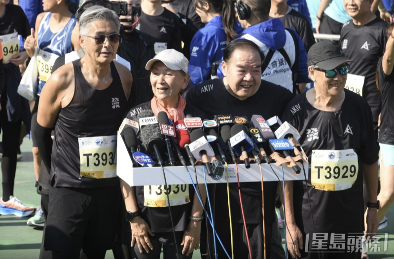 周润发与鲍起静、郑则仕等一同参赛。