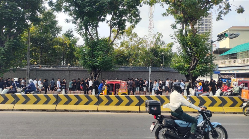 中国公民排队求助