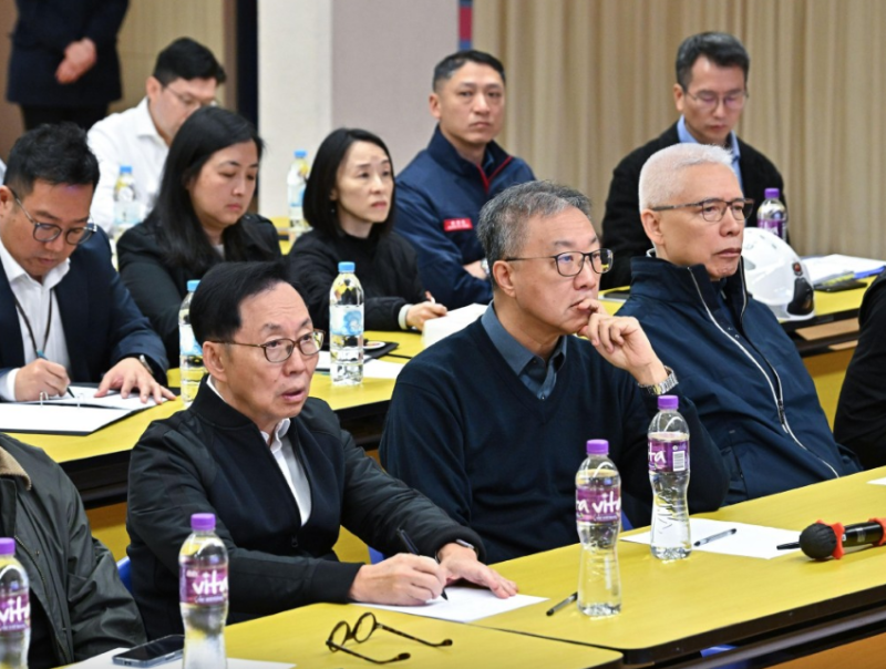 陆启康（前排中）与陈健波（前排左）和欧阳伯权（前排右）早前听取人员讲解