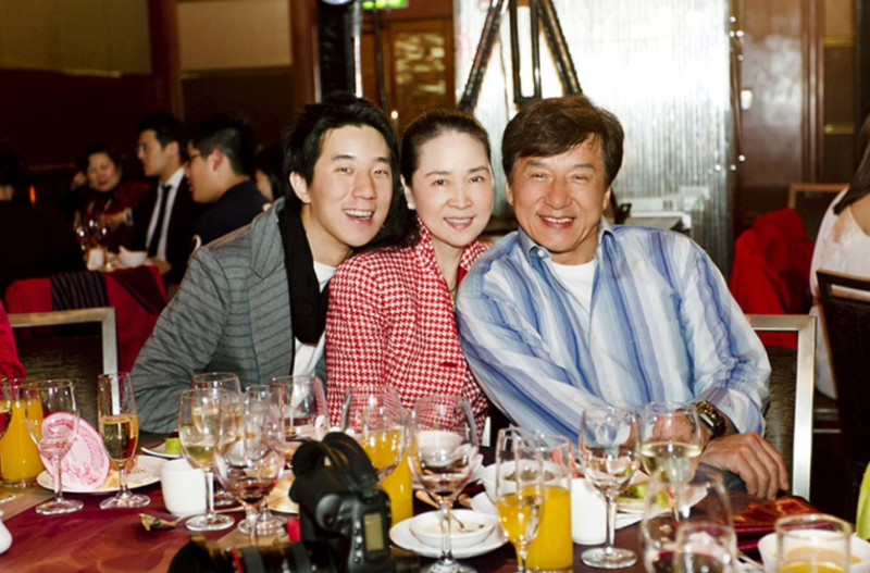 成龙与林凤娇育有一子。