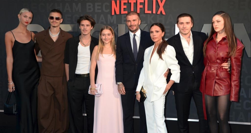 被维多利亚冷落后，布鲁克林勉强挤出微笑，妮可拉直接臭脸。(1)