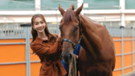 32岁TVB“最强小三”家住半亿豪宅，爱驹赢逾2百万奖金，大秀美腿庆祝
