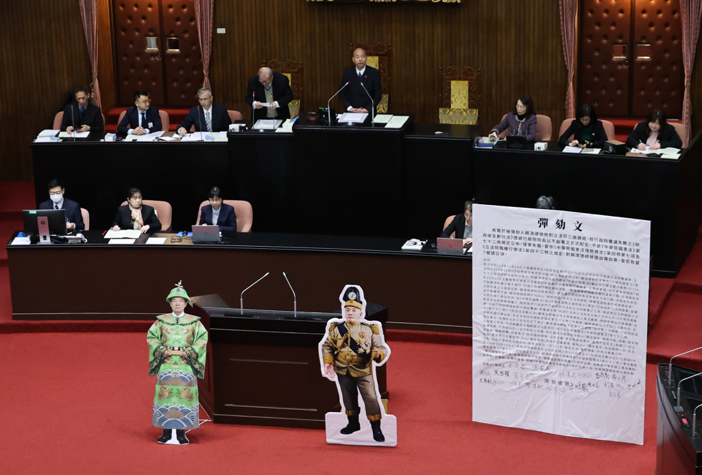 蓝白2党将赖清德着袁世凯戎装称帝及身穿龙袍的合成照和弹劾文放在议场中央。 蓝白2党将赖清德着袁世凯戎装称帝及身穿龙袍的合成照和弹劾文放在议场中央。