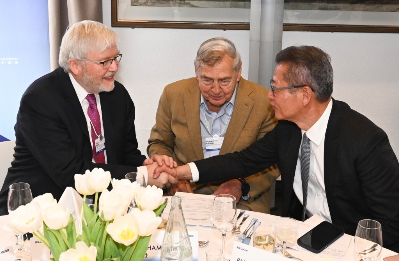 陈茂波（右）在“2026达沃斯‧财新CEO午餐会”上与澳洲驻美大使陆克文（左）交谈。