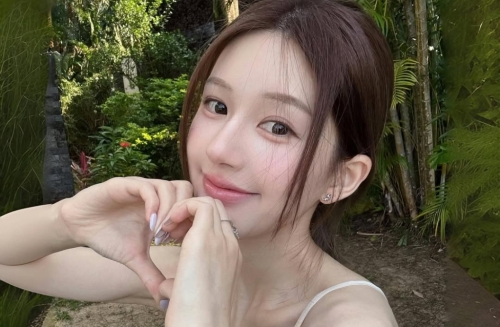 赵露思褪去明星光环“夜市摆摊被捕获”赵露思褪去明星光环“夜市摆摊被捕获”