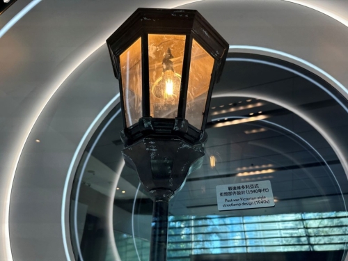 战后维多利亚式街灯部件，重现昔日光影。