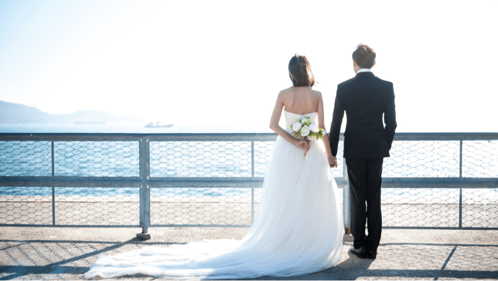 “入赘”的婚姻市场料进一步在一线城市及经济发达的省会城市盛行。 “入赘”的婚姻市场料进一步在一线城市及经济发达的省会城市盛行。