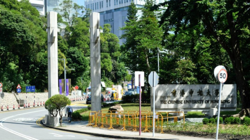 中文大学正门两旁的“华表”，俗称“四条柱”，是中大的地标。