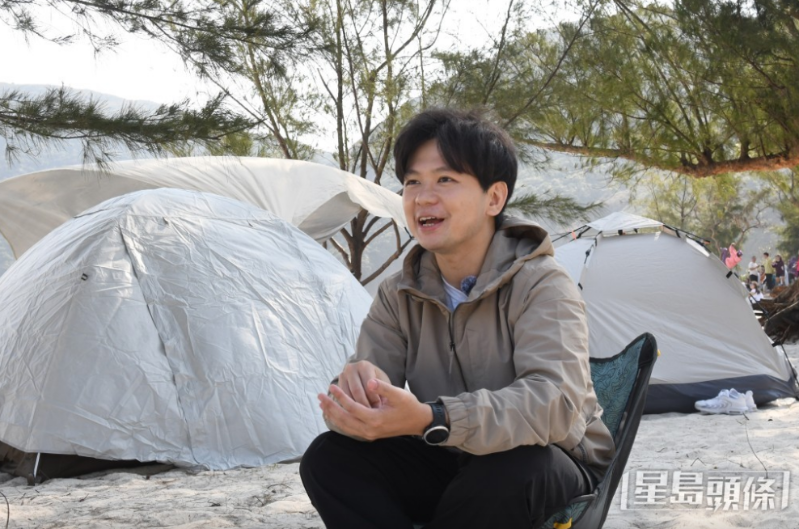 经营露营YouTube频道《全职路人》的Desmond接受《星岛》专访。