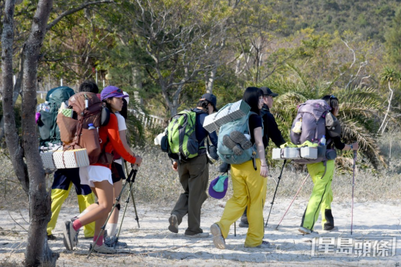 露营与远足热潮持续升温，西贡麦理浩径一带人流爆满等问题备受关注。