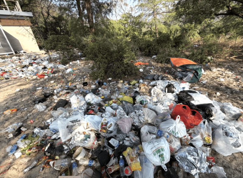 咸田湾咸田公厕外一地垃圾。Threads@charlie_chfan