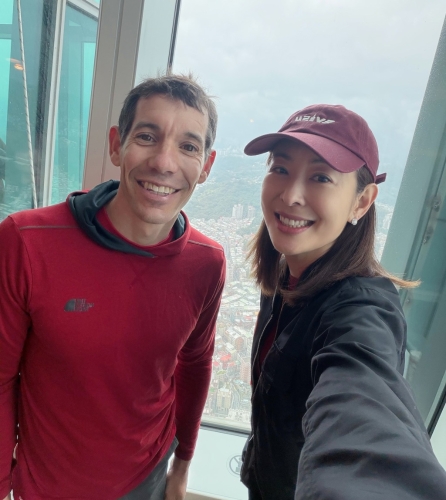 霍诺德（左）与贾永婕合照。