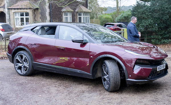 英国国王自购的新车到了 全部用中国零部件组装而成