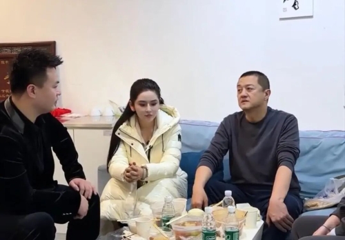 徐楠楠（中）与李亚鹏（右）见面。