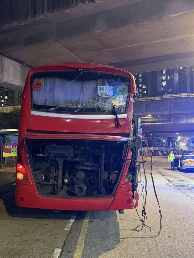 旅游巴车尾近右侧亦告受损。