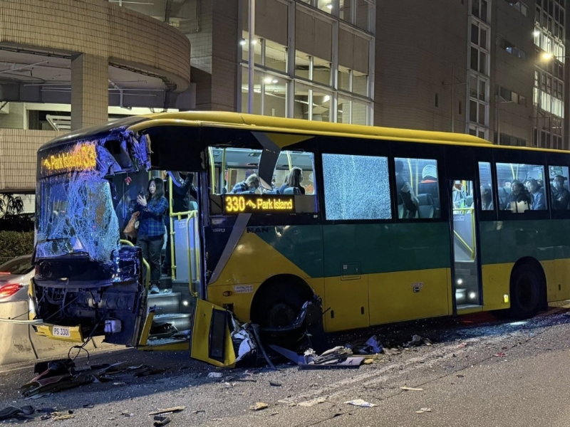 居民巴士车头严重损毁，整道前车门飞脱。