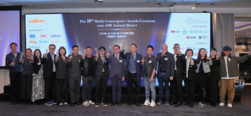 主礼嘉宾与一众商会委员会成员及顾问祝酒。