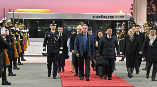 乌拉圭总统奥尔西抵达北京