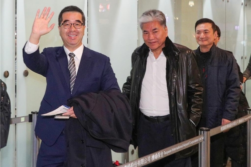 中国国民党副主席萧旭岑偕同国政基金会副董事长李鸿源（中）率团前往北京，参加两岸交流合作前瞻论坛。 访问团2日清晨搭乘华航CI511班机出发，萧旭岑在桃机受访时表示，此行聚焦专业领域，以及扮演两岸和平的缔造者。