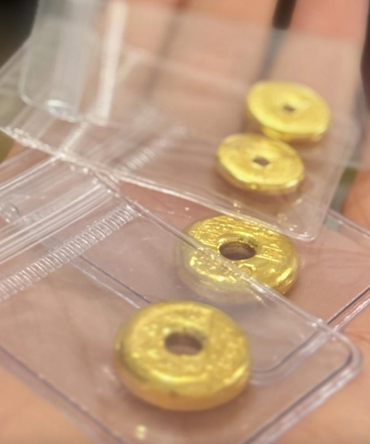 事主昨在帖文中表示，自畢業後一直每月購入金幣，所有黃金一直存放於家中夾萬，持續約15年