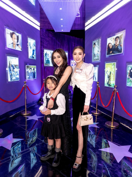 何超盈带女儿参与慈善活动,女儿容貌成网民焦点。 何超盈带女儿参与慈善活动,女儿容貌成网民焦点。