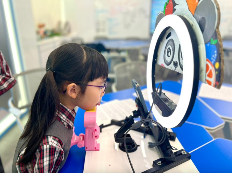 为提升舌诊准确度，团队特别设计了名为“舌加加”的光环灯光装置（如图），令拍摄时的光源保持稳定。