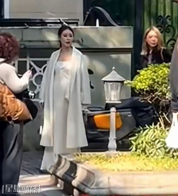 腹大便便的马筱梅,以一身米白色装束示人。 腹大便便的马筱梅,以一身米白色装束示人。