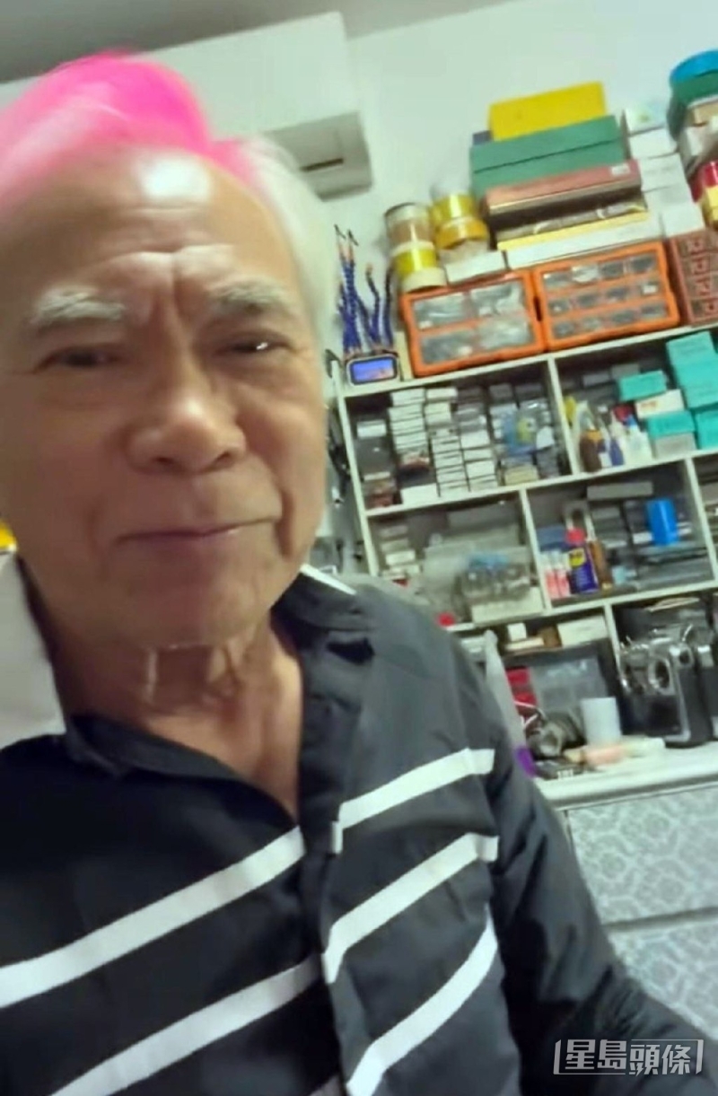 基哥曾在昔日简陋爱巢自拍。