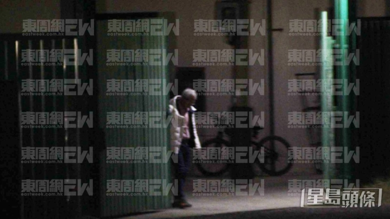 李龙基拖疲惫身影独自回货仓屋。