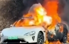 “充完电拔枪就开始冒烟！”辽宁一小米SU7充电后起火，整车瞬间烧成空骨架