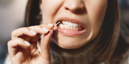 食物卡牙缝用牙签有风险？恐伤牙龈致牙缝变大，必学正确处理3步骤