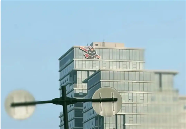 钉钉总部大楼换悟空LOGO被调侃棒打飞书 网友：这波商战太朴实