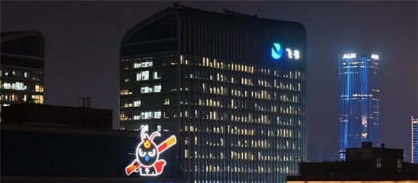 钉钉总部大楼换悟空LOGO被调侃棒打飞书 网友：这波商战太朴实