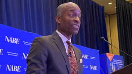 联储局副主席称就业市场稳定，利率大致处于“中性区间”