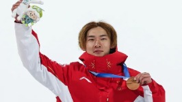 苏翊鸣获得米兰冬奥会中国代表团首枚奖牌，与父母深情拥抱