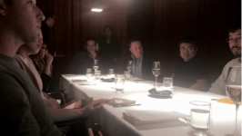 秘密照片曝光：爱泼斯坦与马斯克、扎克伯格等共进晚餐