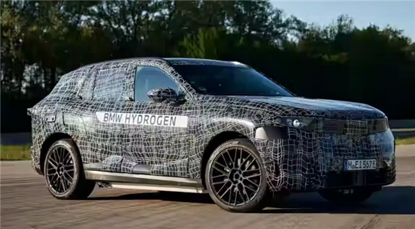 动力强悍！全新宝马X5 M60谍照曝光：搭载4.4T V8引擎+48V轻混