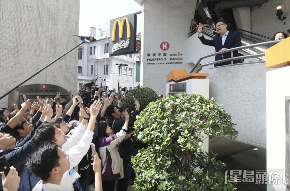 李家超祝愿市民马到功成、身体健康,一切顺利、小朋友学业进步。 李家超祝愿市民马到功成、身体健康,一切顺利、小朋友学业进步。