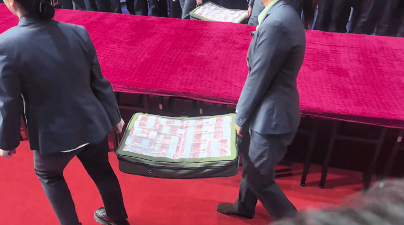 工作人员将现金运至现场。 工作人员将现金运至现场。