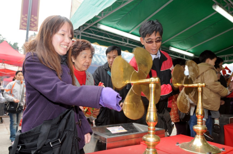 善信转动风车、祈求来年好运。