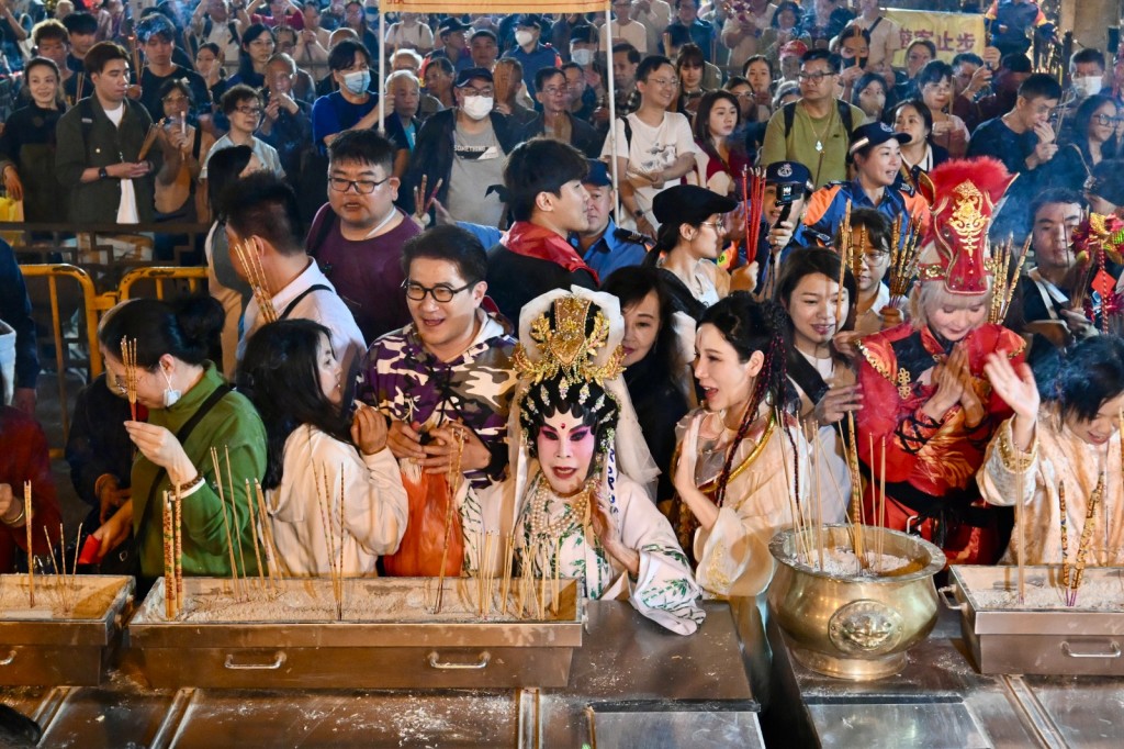 部分善信精心打扮上头炷香。 部分善信精心打扮上头炷香。