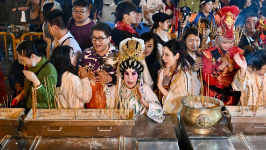 农历新年｜黄大仙祠善信子时上头炷香迎新年，港漂学生：气氛热闹、年味浓