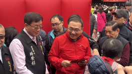 拜庙走春成选举前哨战，三党人马“擦肩而过”王不见王