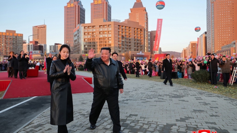 金正恩携女儿金主爱出席平壤和盛地区“晨星大街”竣工仪式。