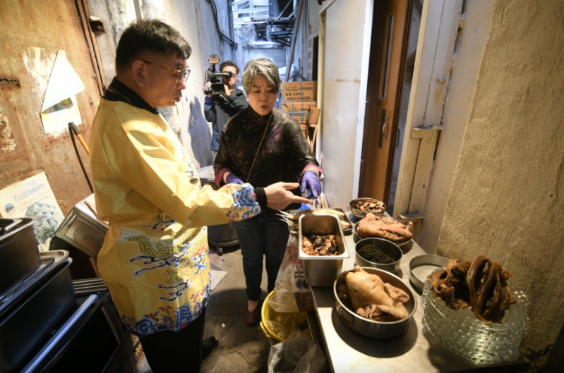 员工合力准备饭餸。