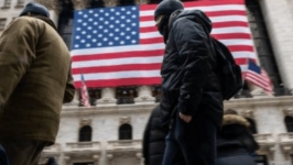 7科技巨头“谁开第一枪”？华尔街示警：AI黑洞，恐爆美股大海啸