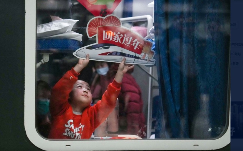 反向过年下，许多父母也入城与子女团圆，令春运模式出现改变。